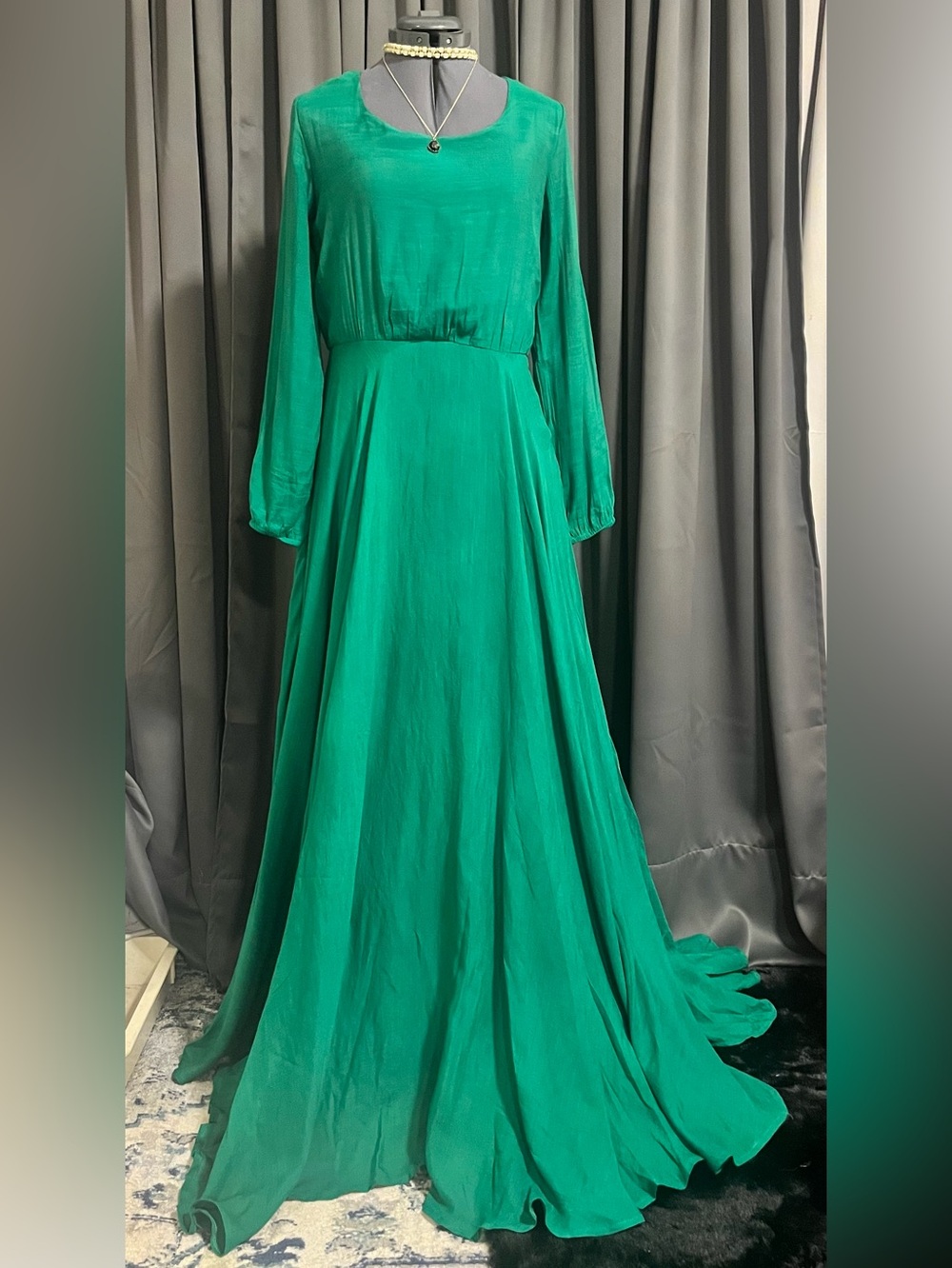Emerald Green Elegant Long-Sleeve Evening Maxi Gown
